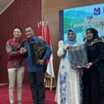 Bupati Enrekang menyerahkan cenderamata kepada Letkol Inf Augustiar Adinegoro dalam acara pelepasan Dandim 1419/Enrekang, Kamis (26/2/2026). Momen ini menandai berakhirnya masa tugas dan penguatan sinergi TNI–Pemkab Enrekang.