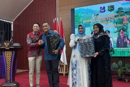 Bupati Enrekang menyerahkan cenderamata kepada Letkol Inf Augustiar Adinegoro dalam acara pelepasan Dandim 1419/Enrekang, Kamis (26/2/2026). Momen ini menandai berakhirnya masa tugas dan penguatan sinergi TNI–Pemkab Enrekang.