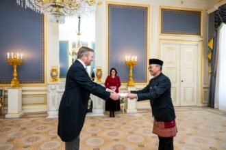 Duta Besar RI L. Amrih Jinangkung menyerahkan Surat Kepercayaan kepada Raja Belanda Willem-Alexander dalam upacara resmi di Istana Noordeinde, Den Haag, Kamis (26/2/2026).