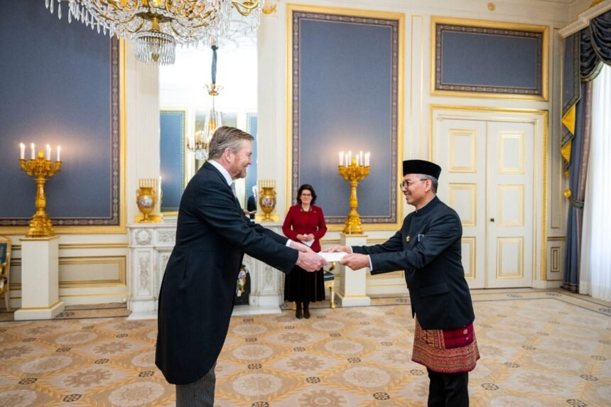 Duta Besar RI L. Amrih Jinangkung menyerahkan Surat Kepercayaan kepada Raja Belanda Willem-Alexander dalam upacara resmi di Istana Noordeinde, Den Haag, Kamis (26/2/2026).