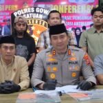 Kapolres Gowa AKBP Muhammad Aldy Sulaiman saat rilis pengungkapan kasus pembusuran viral di Kecamatan Pallangga, dua pelaku remaja diamankan beserta barang bukti.