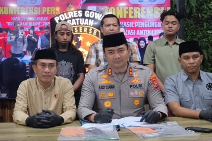 Kapolres Gowa AKBP Muhammad Aldy Sulaiman saat rilis pengungkapan kasus pembusuran viral di Kecamatan Pallangga, dua pelaku remaja diamankan beserta barang bukti.