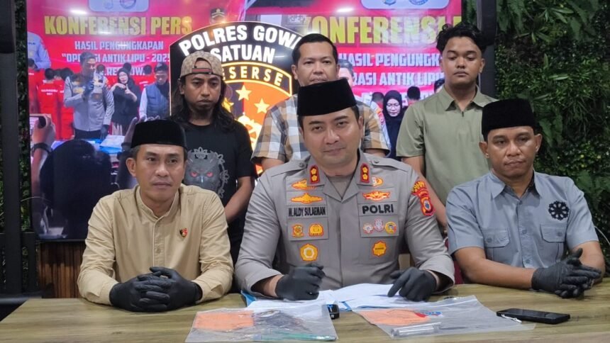 Kapolres Gowa AKBP Muhammad Aldy Sulaiman saat rilis pengungkapan kasus pembusuran viral di Kecamatan Pallangga, dua pelaku remaja diamankan beserta barang bukti.