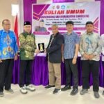 PPS Universitas Muhammadiyah Enrekang menghadirkan Assoc. Prof. Dwi Santoso, Ph.D dari Malaysia dalam Kuliah Umum bertema “Komunikasi Transformasional” di Aula Kampus I UNIMEN, Senin (9/2/2026). Acara ditandai dengan penyerahan cenderamata kepada narasumber.