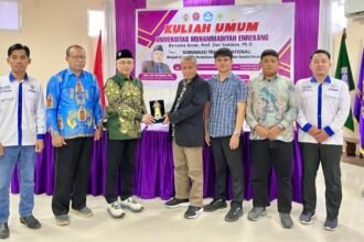 PPS Universitas Muhammadiyah Enrekang menghadirkan Assoc. Prof. Dwi Santoso, Ph.D dari Malaysia dalam Kuliah Umum bertema “Komunikasi Transformasional” di Aula Kampus I UNIMEN, Senin (9/2/2026). Acara ditandai dengan penyerahan cenderamata kepada narasumber.
