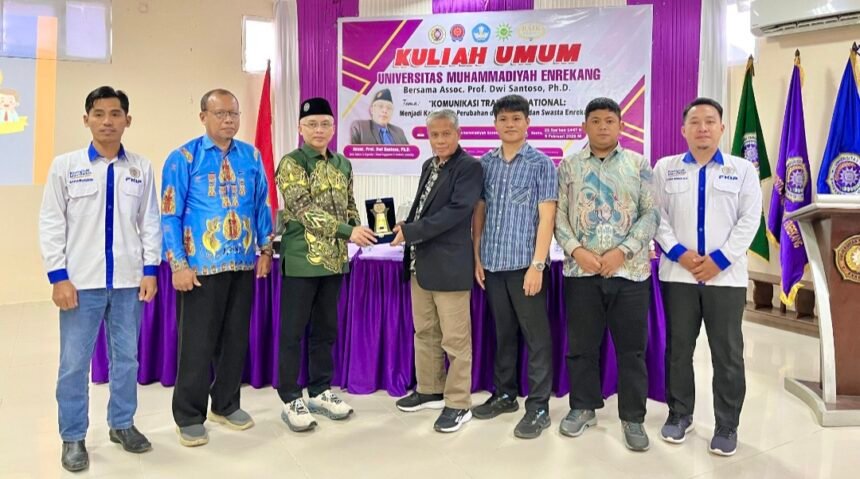 PPS Universitas Muhammadiyah Enrekang menghadirkan Assoc. Prof. Dwi Santoso, Ph.D dari Malaysia dalam Kuliah Umum bertema “Komunikasi Transformasional” di Aula Kampus I UNIMEN, Senin (9/2/2026). Acara ditandai dengan penyerahan cenderamata kepada narasumber.