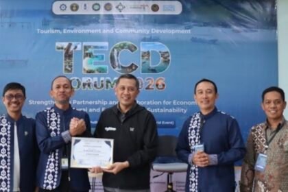 Pengurus Politeknik Pariwisata Makassar bersama narasumber usai pembukaan TECD Forum 2026 di Makassar, Sabtu (14/2/2026), yang membahas penguatan kolaborasi untuk pariwisata berkelanjutan.