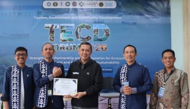 Pengurus Politeknik Pariwisata Makassar bersama narasumber usai pembukaan TECD Forum 2026 di Makassar, Sabtu (14/2/2026), yang membahas penguatan kolaborasi untuk pariwisata berkelanjutan.
