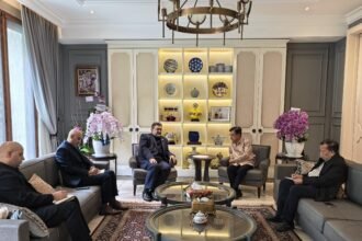 Wakil Presiden ke-10 dan ke-12 RI Jusuf Kalla menerima kunjungan Duta Besar Iran untuk Indonesia, Mohammad Boroujerdi, di kediamannya di Jakarta Selatan, Selasa (3/3/2026).