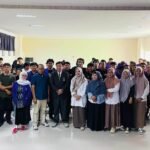 Mahasiswa dan dosen Program Studi Teknik Sipil FSaintek UNIMEN berfoto bersama usai kuliah umum bertema “Dari Kampus ke Dunia Profesi: Persiapan Mahasiswa Teknik Sipil Menghadapi Dunia Kerja” di Aula Kampus I Universitas Muhammadiyah Enrekang, Senin (2/3/2026).