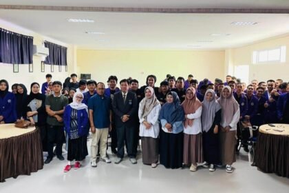 Mahasiswa dan dosen Program Studi Teknik Sipil FSaintek UNIMEN berfoto bersama usai kuliah umum bertema “Dari Kampus ke Dunia Profesi: Persiapan Mahasiswa Teknik Sipil Menghadapi Dunia Kerja” di Aula Kampus I Universitas Muhammadiyah Enrekang, Senin (2/3/2026).