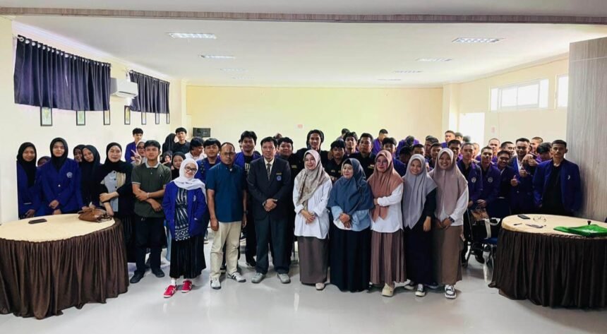 Mahasiswa dan dosen Program Studi Teknik Sipil FSaintek UNIMEN berfoto bersama usai kuliah umum bertema “Dari Kampus ke Dunia Profesi: Persiapan Mahasiswa Teknik Sipil Menghadapi Dunia Kerja” di Aula Kampus I Universitas Muhammadiyah Enrekang, Senin (2/3/2026).
