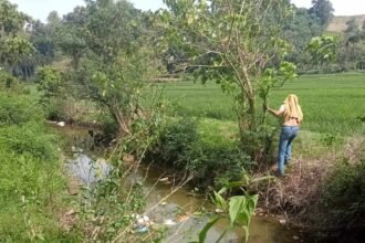 Warga menunjukkan kondisi saluran drainase di Dusun Lebang, Desa Lebang, Kecamatan Cendana, Kabupaten Enrekang, yang menjadi sorotan masyarakat terkait proyek dana desa yang dinilai belum tuntas.