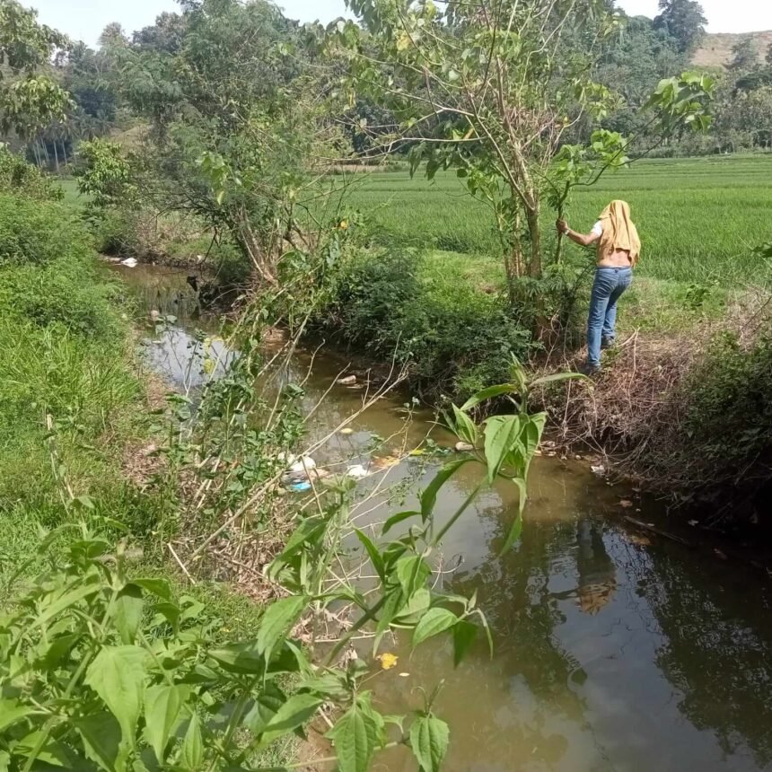 Warga menunjukkan kondisi saluran drainase di Dusun Lebang, Desa Lebang, Kecamatan Cendana, Kabupaten Enrekang, yang menjadi sorotan masyarakat terkait proyek dana desa yang dinilai belum tuntas.