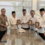 Penyerahan simbolis 2.000 mushaf Al-Qur’an dari Yayasan Muslim Sinar Mas kepada Ketua Umum Dewan Masjid Indonesia, Jusuf Kalla, di Jakarta Selatan, Jumat (6/3/2026). Wakaf Al-Qur’an ini akan disalurkan ke masjid, musala, dan lembaga pendidikan Islam di berbagai daerah.