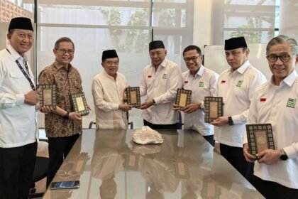 Penyerahan simbolis 2.000 mushaf Al-Qur’an dari Yayasan Muslim Sinar Mas kepada Ketua Umum Dewan Masjid Indonesia, Jusuf Kalla, di Jakarta Selatan, Jumat (6/3/2026). Wakaf Al-Qur’an ini akan disalurkan ke masjid, musala, dan lembaga pendidikan Islam di berbagai daerah.