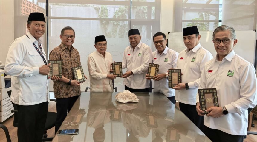 Penyerahan simbolis 2.000 mushaf Al-Qur’an dari Yayasan Muslim Sinar Mas kepada Ketua Umum Dewan Masjid Indonesia, Jusuf Kalla, di Jakarta Selatan, Jumat (6/3/2026). Wakaf Al-Qur’an ini akan disalurkan ke masjid, musala, dan lembaga pendidikan Islam di berbagai daerah.