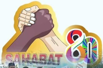 Aksi sosial berbagi takjil oleh SAHABAT 80 di Jalan Raya Metro Tanjung Bunga, Makassar, Minggu (8/3/2026). 