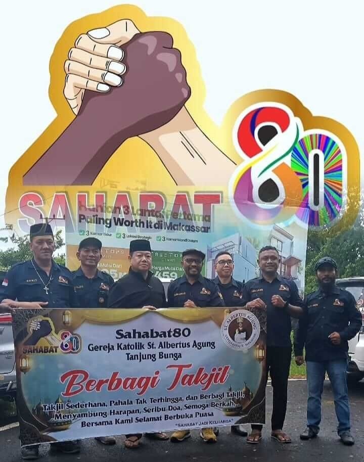 Aksi sosial berbagi takjil oleh SAHABAT 80 di Jalan Raya Metro Tanjung Bunga, Makassar, Minggu (8/3/2026). 