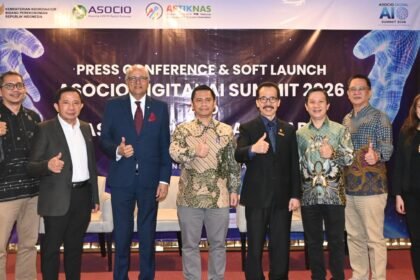 Sejumlah tokoh dan pemangku kepentingan berfoto bersama usai konferensi pers dan peluncuran awal ASOCIO Digital AI Summit 2026 di Raffles Hotel Jakarta, yang akan mempertemukan ratusan delegasi dari negara-negara anggota Asian-Oceanian Computing Industry Organization untuk membahas kolaborasi pengembangan teknologi Artificial Intelligence di kawasan Asia–Oseania.