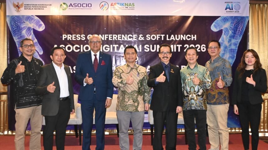 Sejumlah tokoh dan pemangku kepentingan berfoto bersama usai konferensi pers dan peluncuran awal ASOCIO Digital AI Summit 2026 di Raffles Hotel Jakarta, yang akan mempertemukan ratusan delegasi dari negara-negara anggota Asian-Oceanian Computing Industry Organization untuk membahas kolaborasi pengembangan teknologi Artificial Intelligence di kawasan Asia–Oseania.