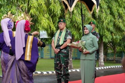 Penyambutan Komandan Kodim 1419/Enrekang yang baru, Hendra Kusuma Wijaya, bersama Ketua Persit di Makodim 1419/Enrekang, Enrekang, Rabu (11/3/2026). Tradisi ini menjadi simbol penghormatan dan penerimaan resmi di lingkungan satuan.