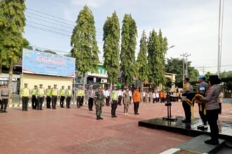 Apel Gelar Pasukan Operasi Ketupat 2026 digelar di halaman Polres Enrekang sebagai persiapan pengamanan Idul Fitri 1447 H di Enrekang. Personel TNI, Polri, dan instansi terkait bersiaga memastikan arus mudik dan perayaan Lebaran berlangsung aman dan tertib.