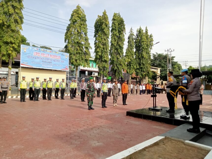 Apel Gelar Pasukan Operasi Ketupat 2026 digelar di halaman Polres Enrekang sebagai persiapan pengamanan Idul Fitri 1447 H di Enrekang. Personel TNI, Polri, dan instansi terkait bersiaga memastikan arus mudik dan perayaan Lebaran berlangsung aman dan tertib.