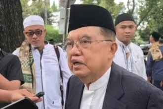 Jusuf Kalla menanggapi wacana pemotongan gaji menteri usai Salat Idulfitri 2026 di Jakarta.