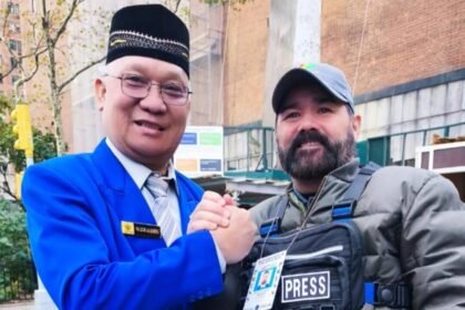 Momen kebersamaan dua jurnalis dalam semangat solidaritas dan kebebasan pers.