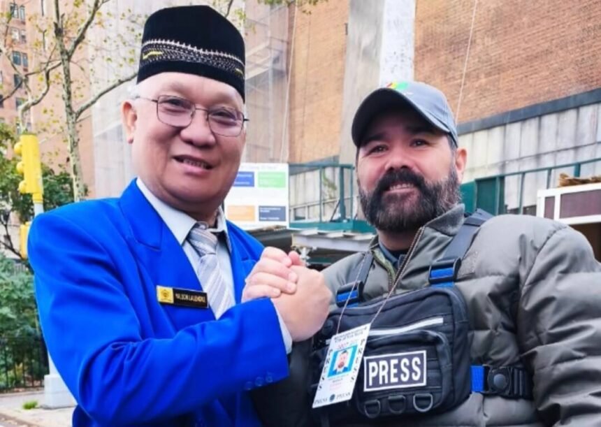 Momen kebersamaan dua jurnalis dalam semangat solidaritas dan kebebasan pers.