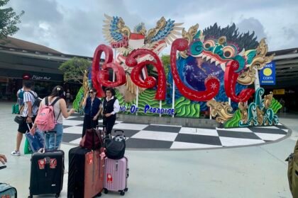 Wisatawan tiba di Bandara Internasional I Gusti Ngurah Rai, menegaskan Bali tetap aman dan siap menyambut turis dunia. (spt_nusantara/ho/mp)