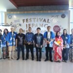 Perwakilan Politeknik Pariwisata Makassar bersama volunteer Jepang berfoto usai pembukaan Festival Jepang “Mari Merasakan Jepang” di Makassar, Kamis (2/4/2026).