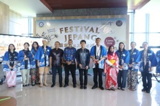 Perwakilan Politeknik Pariwisata Makassar bersama volunteer Jepang berfoto usai pembukaan Festival Jepang “Mari Merasakan Jepang” di Makassar, Kamis (2/4/2026).
