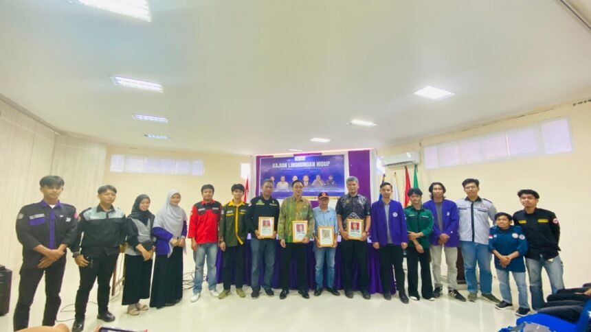 Mahasiswa BEM UNIMEN bersama narasumber usai kajian “Isu Lingkungan Hidup Kontemporer” di Enrekang.