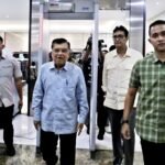 Mantan Wakil Presiden Jusuf Kalla tiba di Bareskrim Polri untuk melaporkan dugaan pencemaran nama baik, Rabu (8/4/2026).