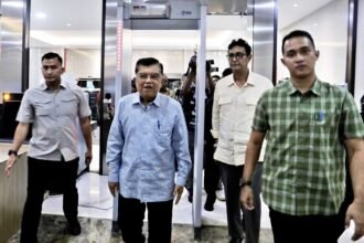 Mantan Wakil Presiden Jusuf Kalla tiba di Bareskrim Polri untuk melaporkan dugaan pencemaran nama baik, Rabu (8/4/2026).