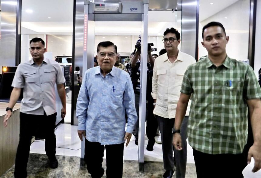 Mantan Wakil Presiden Jusuf Kalla tiba di Bareskrim Polri untuk melaporkan dugaan pencemaran nama baik, Rabu (8/4/2026).