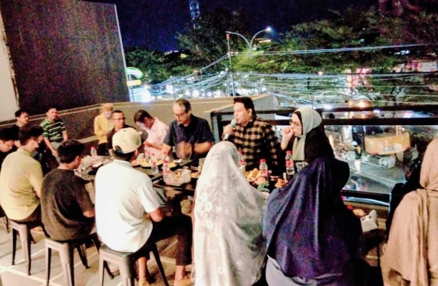 Suasana rapat santai DPD Himperra Sulsel saat pembentukan panitia Rakerda 2026 yang akan digelar di Kabupaten Bogor.