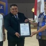 Penyerahan sertifikat internasional ISO 21001:2018 kepada Politeknik Pariwisata Makassar sebagai pengakuan atas standar mutu pendidikan bertaraf global.