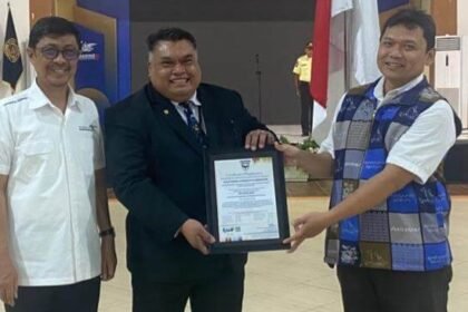 Penyerahan sertifikat internasional ISO 21001:2018 kepada Politeknik Pariwisata Makassar sebagai pengakuan atas standar mutu pendidikan bertaraf global.