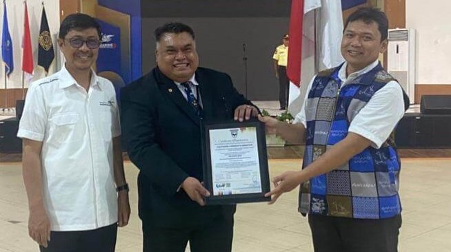 Penyerahan sertifikat internasional ISO 21001:2018 kepada Politeknik Pariwisata Makassar sebagai pengakuan atas standar mutu pendidikan bertaraf global.