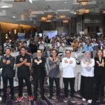 Peserta dan narasumber berfoto bersama dalam roadshow transformasi digital bertajuk “AI Driven Secure & Efficient” di Holiday Inn Jababeka, yang menyoroti penguatan AI dan keamanan siber untuk industri manufaktur.