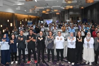 Peserta dan narasumber berfoto bersama dalam roadshow transformasi digital bertajuk “AI Driven Secure & Efficient” di Holiday Inn Jababeka, yang menyoroti penguatan AI dan keamanan siber untuk industri manufaktur.