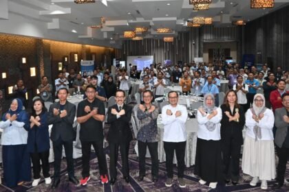 Peserta dan narasumber berfoto bersama dalam roadshow transformasi digital bertajuk “AI Driven Secure & Efficient” di Holiday Inn Jababeka, yang menyoroti penguatan AI dan keamanan siber untuk industri manufaktur.