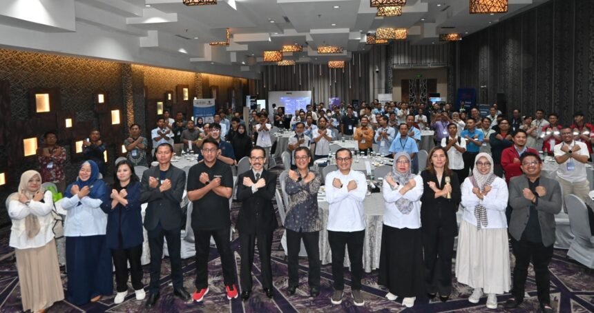 Peserta dan narasumber berfoto bersama dalam roadshow transformasi digital bertajuk “AI Driven Secure & Efficient” di Holiday Inn Jababeka, yang menyoroti penguatan AI dan keamanan siber untuk industri manufaktur.