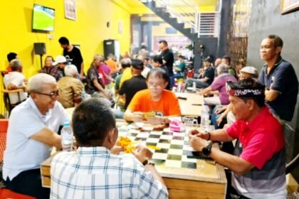 Suasana turnamen domino IKA SMANSA 82 di Makassar berlangsung meriah, para peserta larut dalam permainan sambil mempererat silaturahmi.