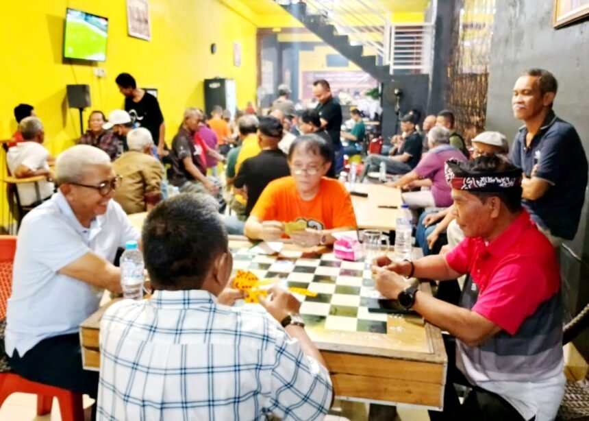 Suasana turnamen domino IKA SMANSA 82 di Makassar berlangsung meriah, para peserta larut dalam permainan sambil mempererat silaturahmi.