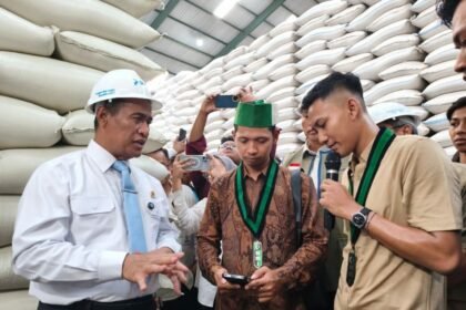 HMI Surabaya dampingi Mentan sidak gudang Bulog Sidoarjo, Minggu (19/4/2026).