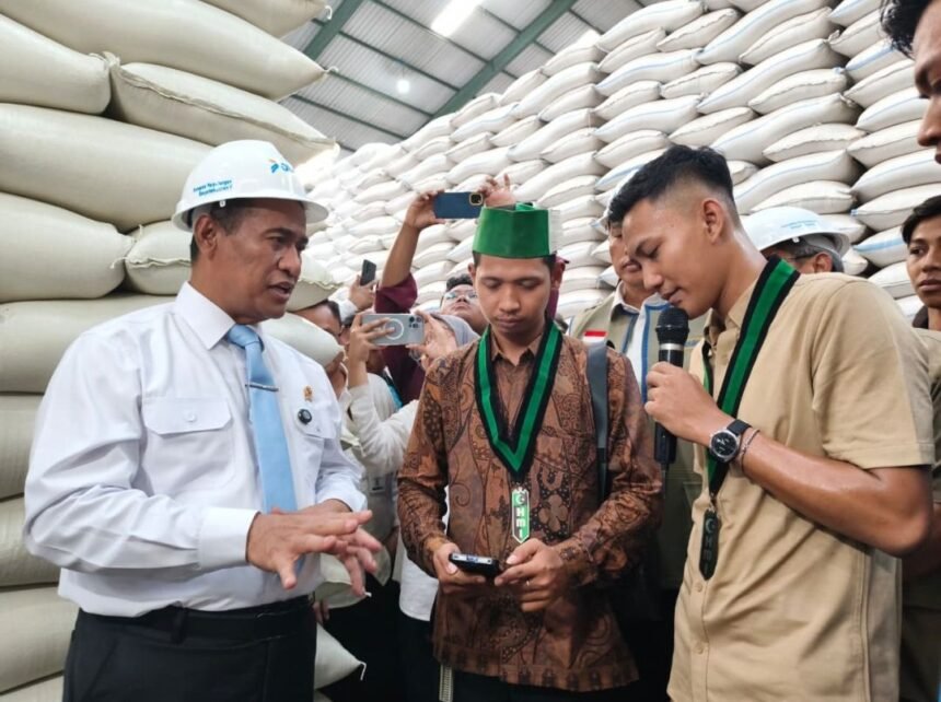 HMI Surabaya dampingi Mentan sidak gudang Bulog Sidoarjo, Minggu (19/4/2026).